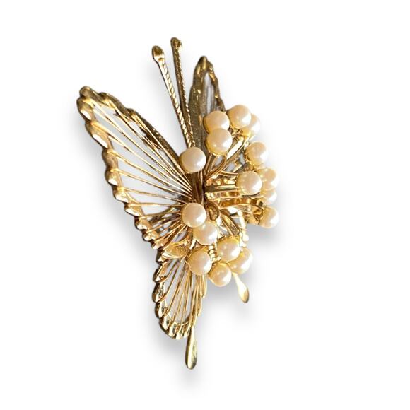 Vintage Monet Butterfly Brooch Pin Mid Size Gold Plated Faux Pearls Art Deco 3D - Picture 4 of 11